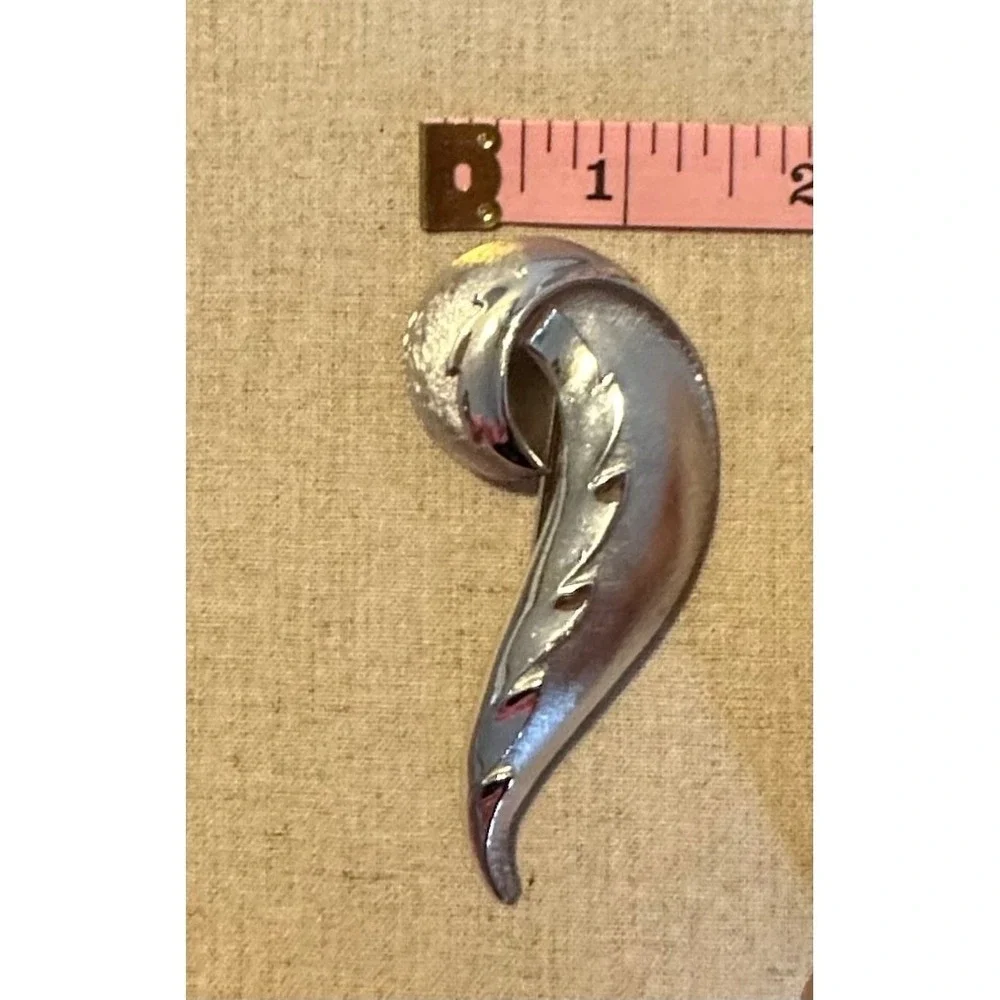Vintage Crown Trifari Silver‎ Tone Swirl Leaf Brooch Pin Brushed Polished 2.75